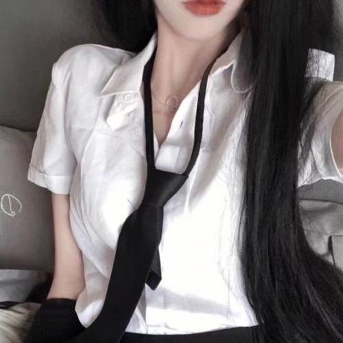 虚拟小姐在看着你